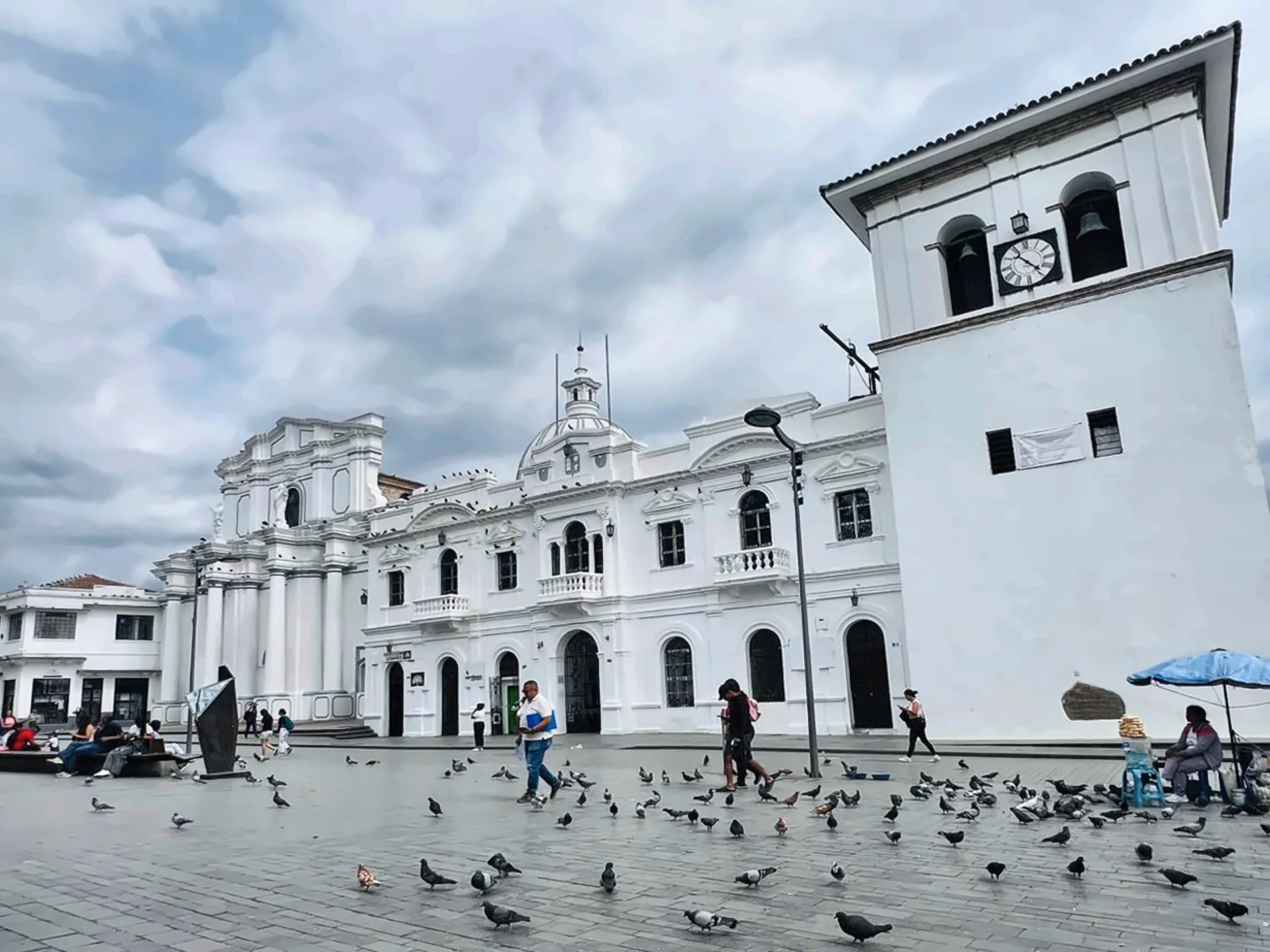 Torre del Reloj y edificios blancos del Centro Histórico de Popayán